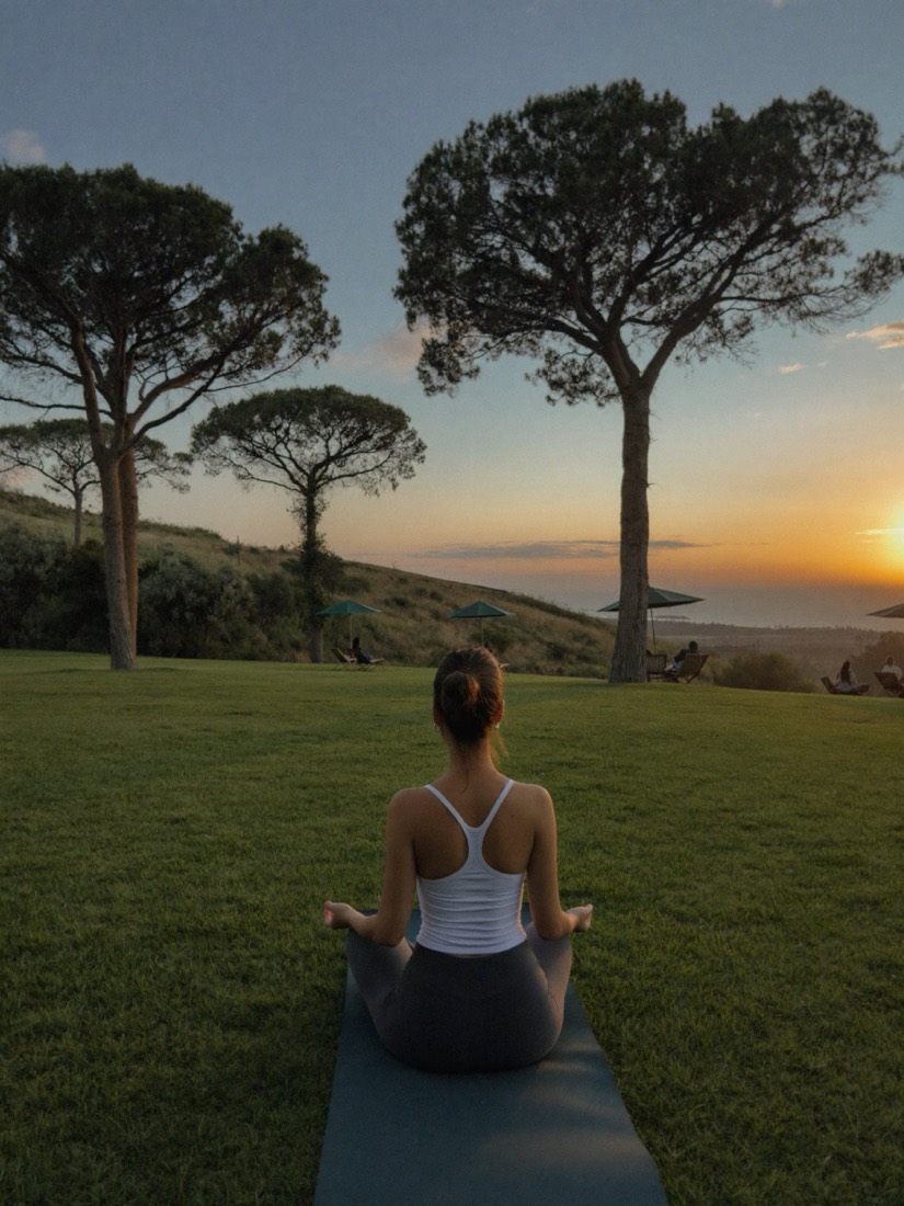 Meditazione al tramonto tra i pini